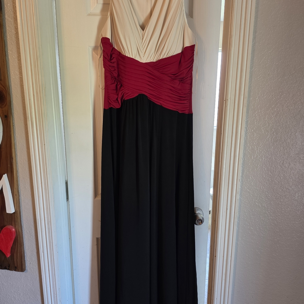 Signature by Sangria Black and Red Sleeveless V-Neck Gown